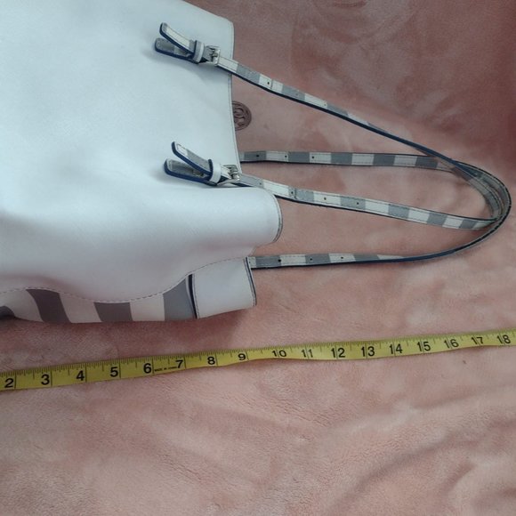 Guess Hand Bag - Picture 6 of 9